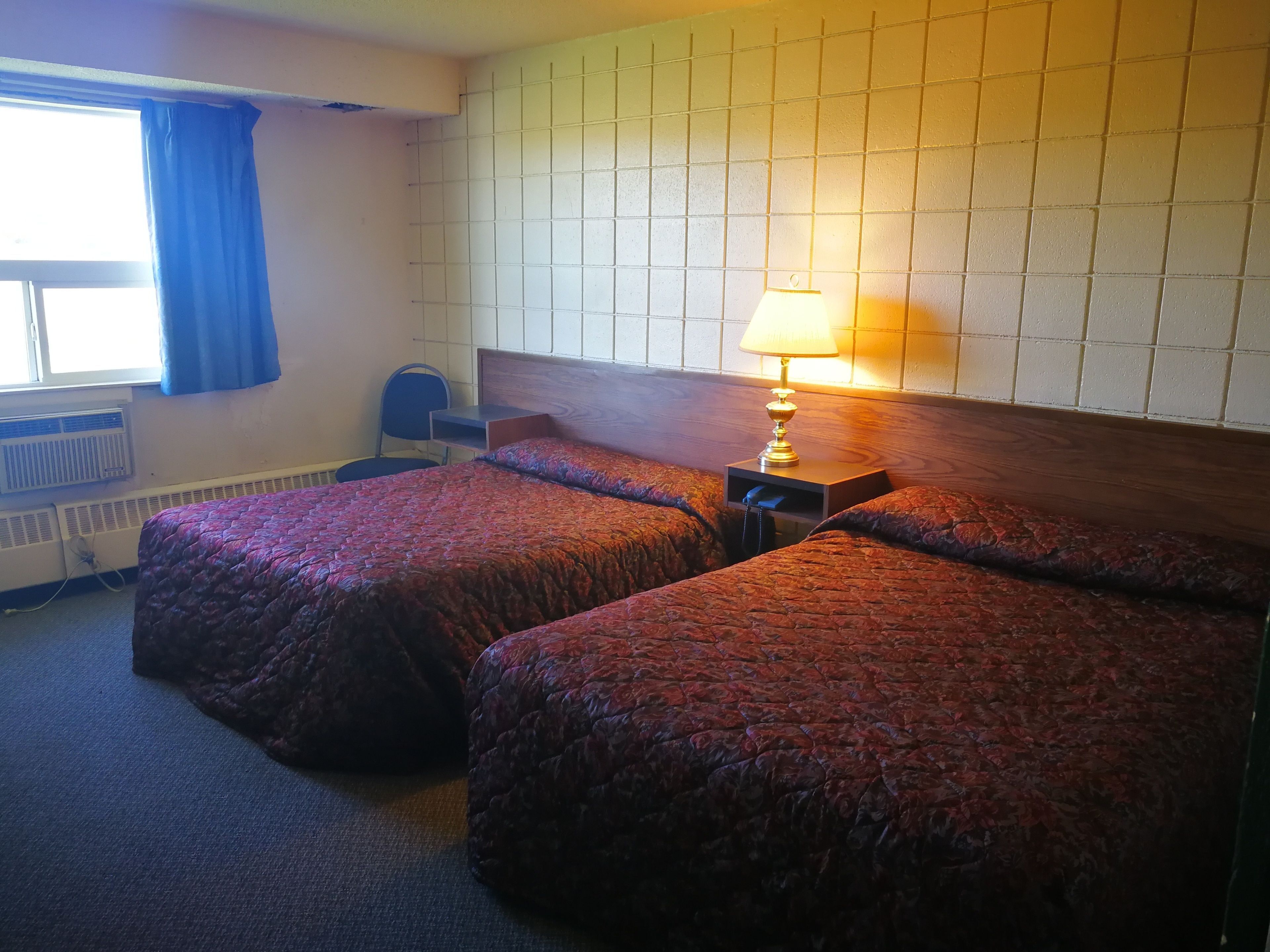 笔记本电脑工作区、免费 WiFi、床单