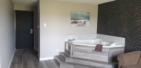 Suite romántica, 1 cama de matrimonio, no fumadores | Bañera de hidromasaje privada. Frontier Hotel
