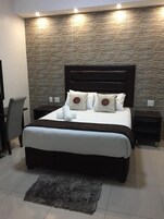 Quarto superluxo | Roupas de cama premium, edredons de pluma, individualmente decorados