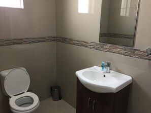 Luxury Room | Bathroom | Shower, hydromassage showerhead, free toiletries, towels