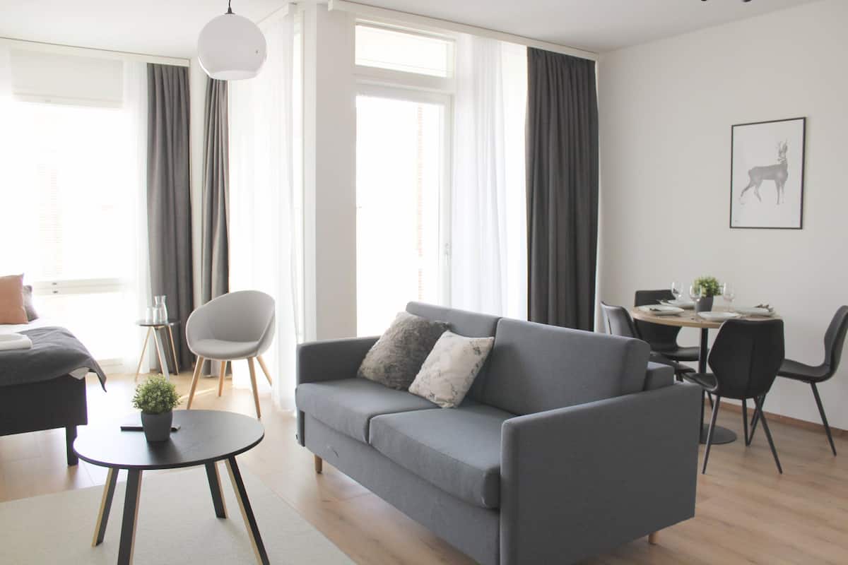 Estudio básico | 2 habitaciones, insonorización y tabla de planchar con plancha