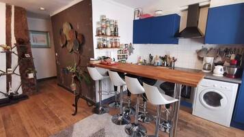 冷蔵庫、電子レンジ、オーブン、コンロ