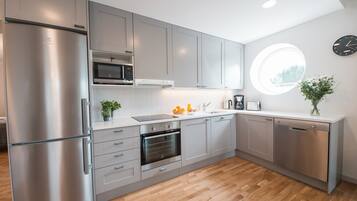 Departamento clásico | Cocina privada | Refrigerador, microondas, horno y parrilla de estufa