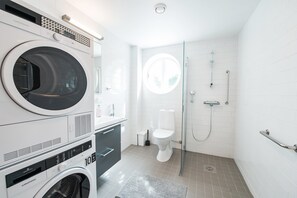 Classic Apartment | Bathroom | Shower, hair dryer, towels - Forenom Serviced apartmentsHelsinkiTöölö (Helsinki)