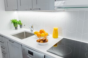 Basic-Apartment | Eigene Küche | Kühlschrank, Mikrowelle, Ofen, Herdplatte