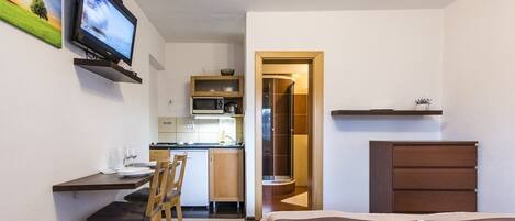 Studio (2) | Eigene Küche | Kühlschrank, Ofen, Herdplatte, Geschirrspüler