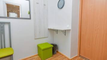 Zweibettzimmer, eigenes Bad | Schreibtisch, kostenloses WLAN, Bettwäsche