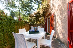 Outdoor dining - Villa Giolù (Portoferraio)