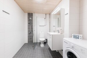 Regadera, secadora de cabello, bidet, toallas 