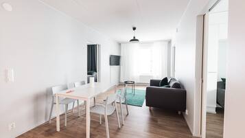 Laptop workspace, blackout drapes, iron/ironing board, free WiFi