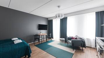 Studio (for 2) | Skrivebord for bærbar PC, blendingsgardiner og strykejern/-brett