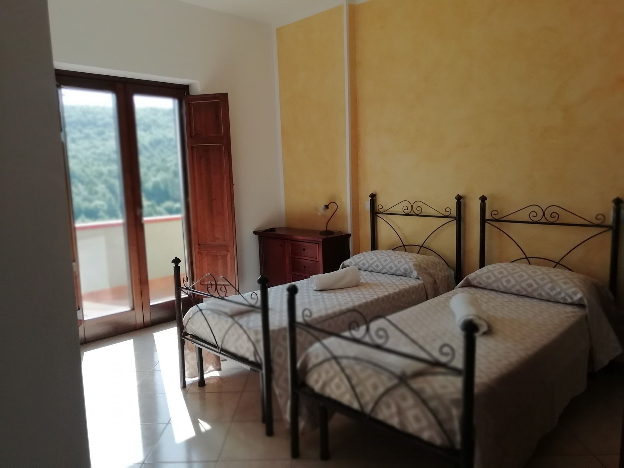 Quarto casal básico, sacada | Frigobar, Wi-Fi de cortesia, roupa de cama