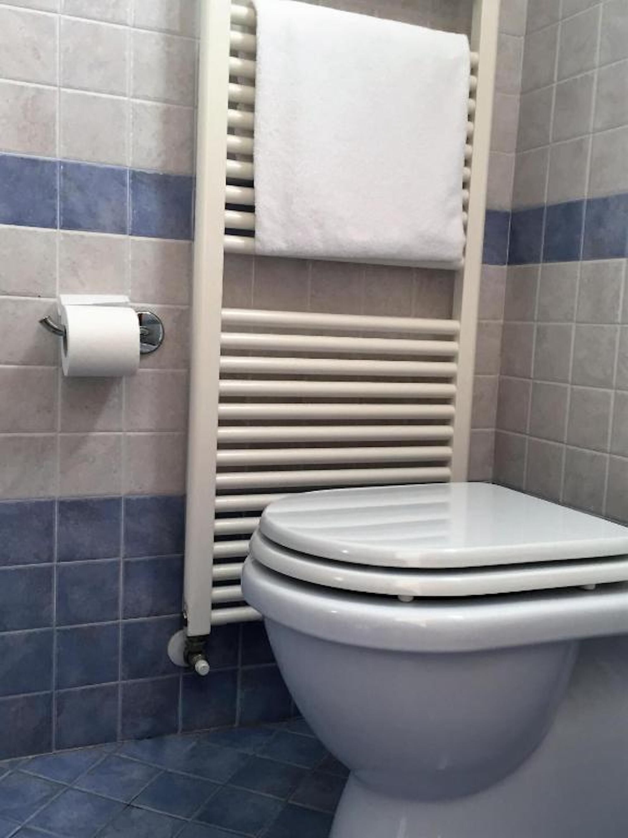 Habitación doble económica | Baño | Regadera, amenidades de baño gratuitas, secadora de cabello, bidet 