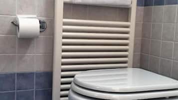 Habitación doble económica | Baño | Regadera, amenidades de baño gratuitas, secadora de cabello, bidet