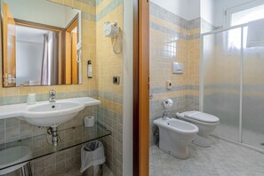 Shower, free toiletries, hair dryer, bidet - Rubicone Hotel (Savignano sul Rubicone)