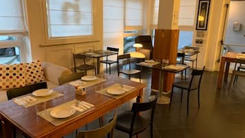 TĂ€gliches kontinentales FrĂŒhstĂŒck (5 EUR pro Person)