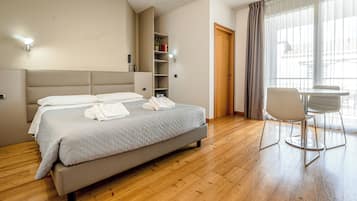 Camera Superior con letto matrimoniale o 2 letti singoli | Minibar, una cassaforte in camera, una scrivania, insonorizzazione