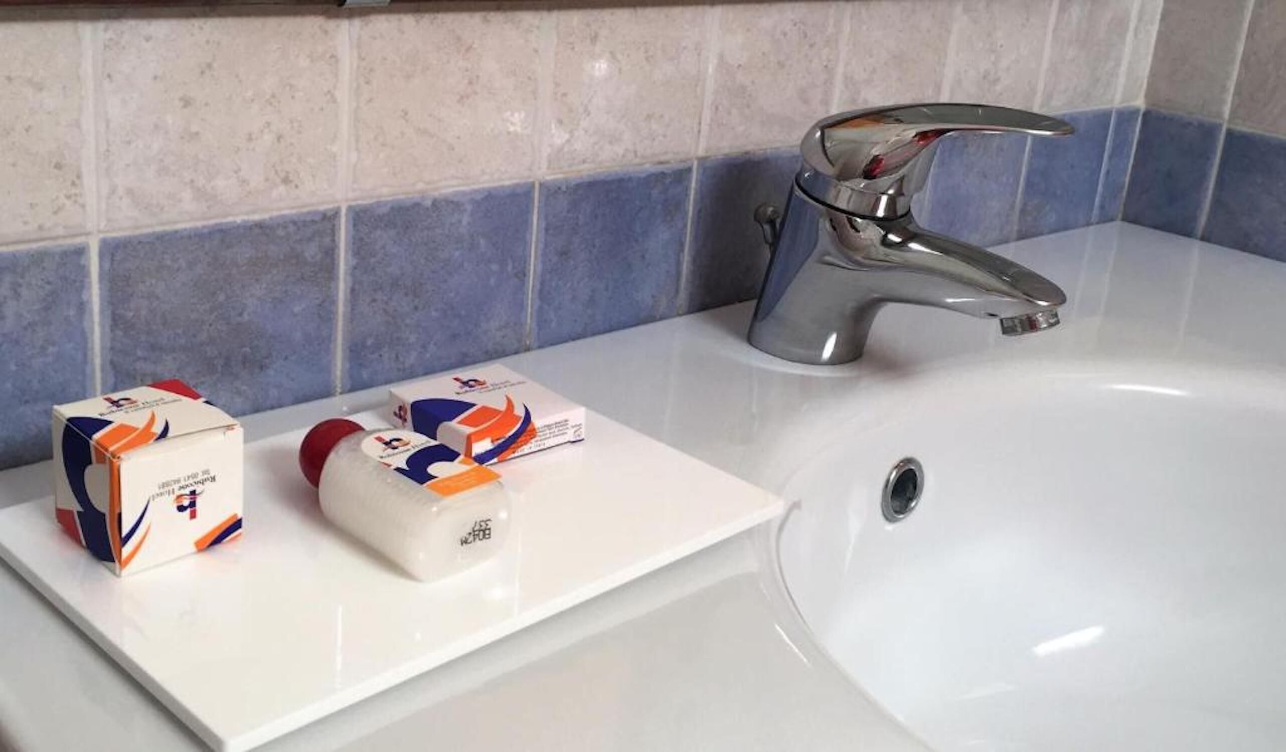 Habitación doble económica | Amenidades de baño | Regadera, amenidades de baño gratuitas, secadora de cabello, bidet 