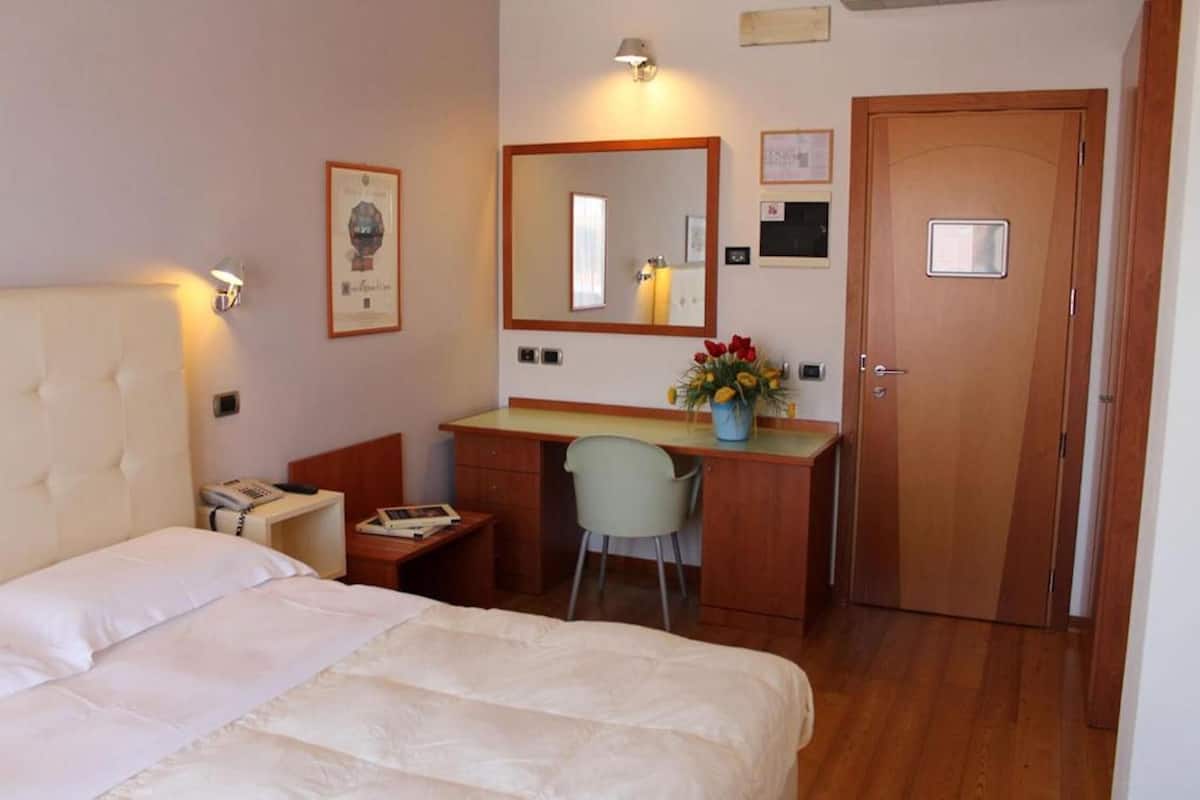 經濟雙人房 | 迷你吧、客房內保險箱、書桌、隔音