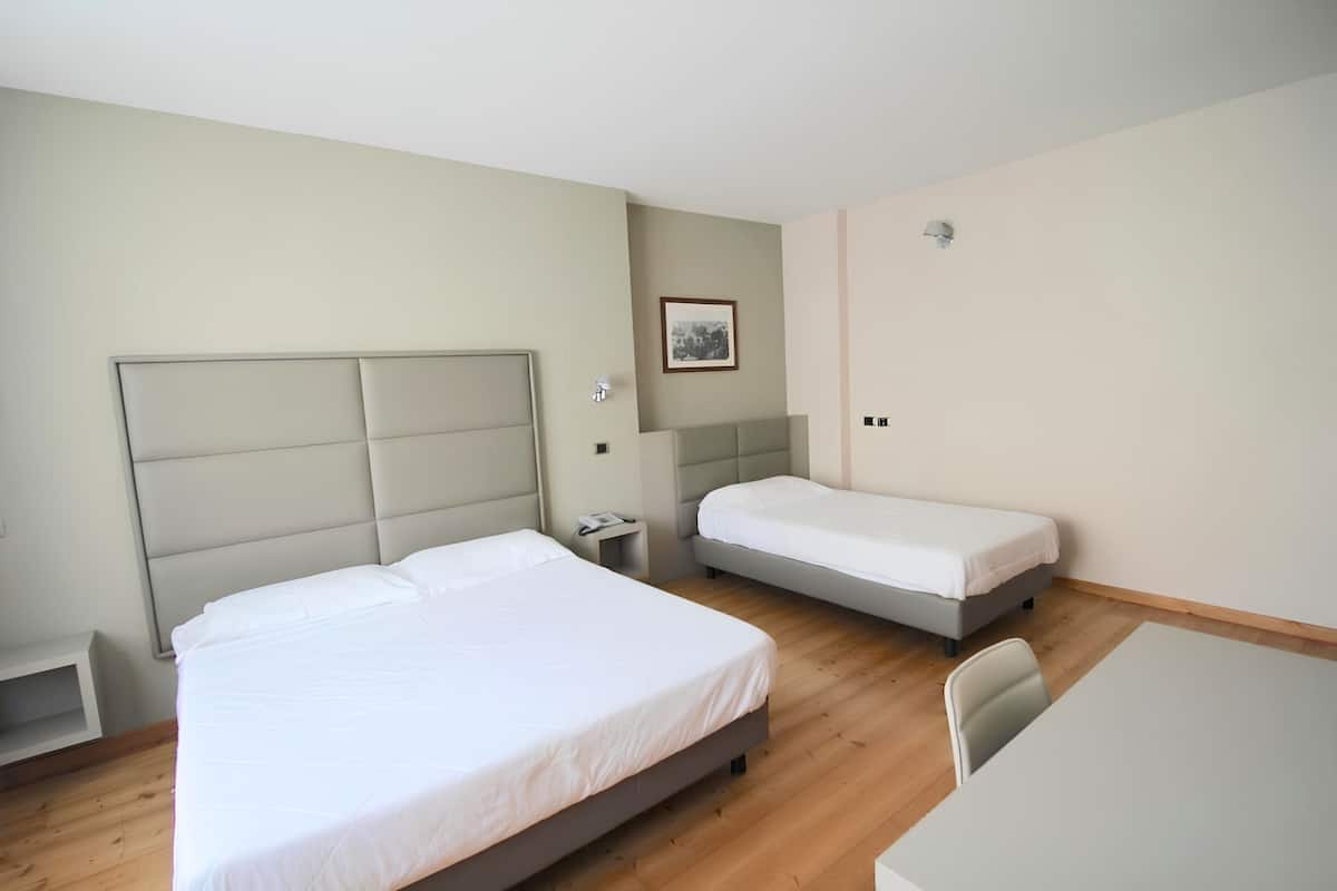 Chambre Triple | Minibar, coffres-forts dans les chambres, bureau, chambres insonorisées