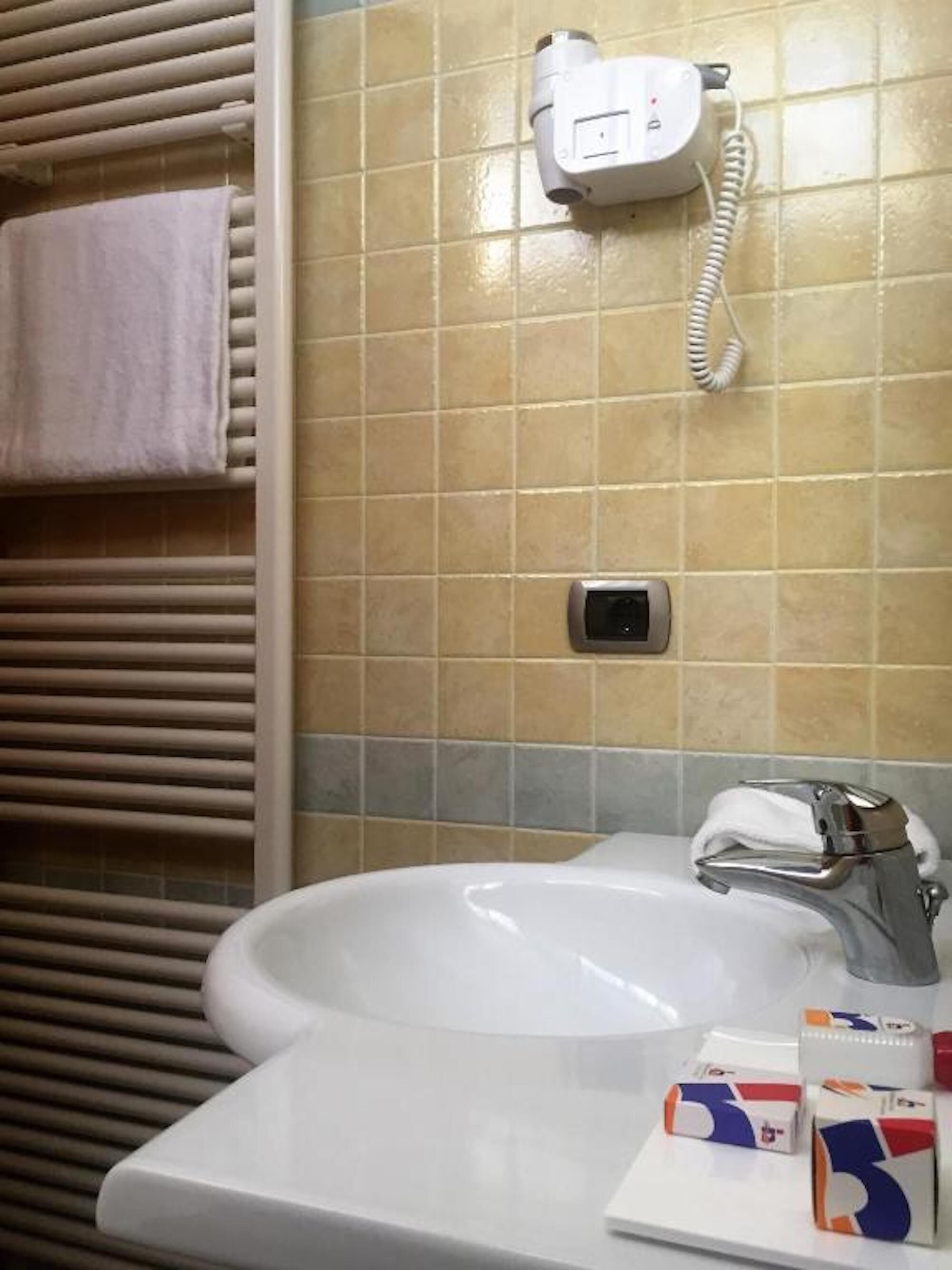 Habitación doble económica | Amenidades de baño | Regadera, amenidades de baño gratuitas, secadora de cabello, bidet 