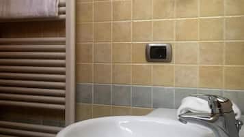 Habitación doble económica | Amenidades de baño | Regadera, amenidades de baño gratuitas, secadora de cabello, bidet