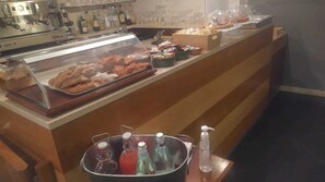 Desayuno continental (EUR 5 por persona)