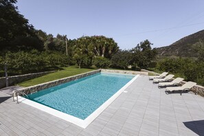 Seasonal outdoor pool, a rooftop pool, pool umbrellas, pool loungers - Agricontura (Capri Leone)