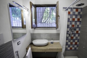 House, 1 Bedroom (Casa della Yucca) | Bathroom | Shower, bidet, towels - Agricontura (Capri Leone)