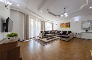 Apartamento familiar, 4 habitaciones, vistas al jardín | Sala de estar | Smart TV de 43 pulgadas con canales digitales