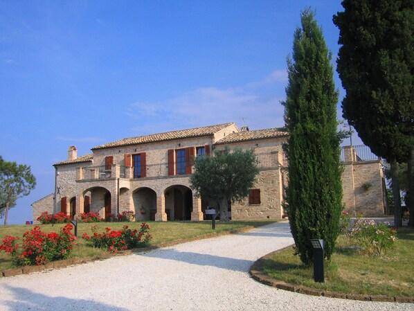 Exterior - Romantic gallery in a breathtaking panoramic location (- Acquaviva Picena)