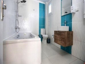 Douche, douche à « effet pluie », articles de toilette gratuits