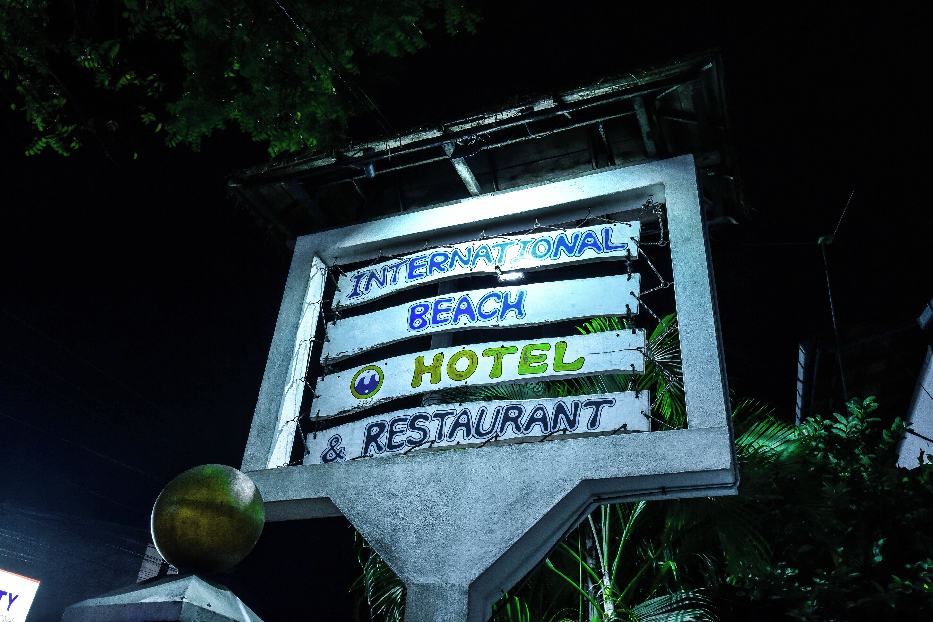 Placa para o Hotel & Restaurante Internacional, com um design simples e claro.