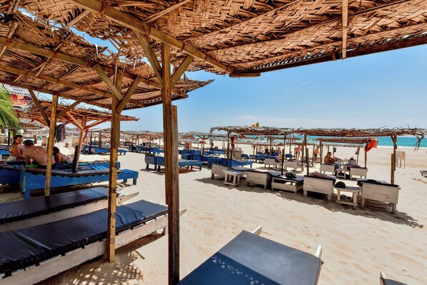 Front of property - International Beach Hotel and Restaurant (Hikkaduwa)