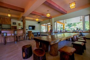 每日供应当地美食早餐（每人 TWD 100）