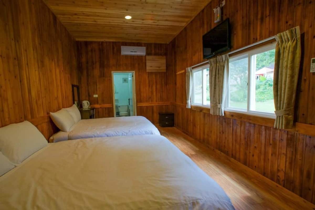 Habitació quàdruple, vistes al pati | Escriptori, planxa i posts de planxar, wifi gratuïta i roba de llit 