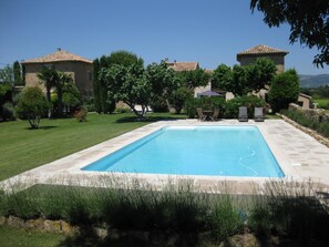 Una piscina al aire libre de temporada