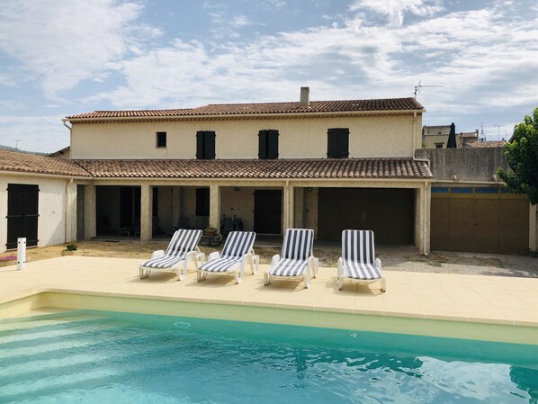 Alberca al aire libre por temporada y camastros 