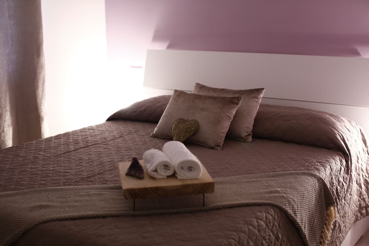 Double Room | Individually decorated, individually furnished, blackout drapes
