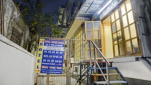 A hotel entrance with a sign indicating the availability of A/C and non-air-conditioned rooms. - Hotel Rooms Dadar (Mumbai)