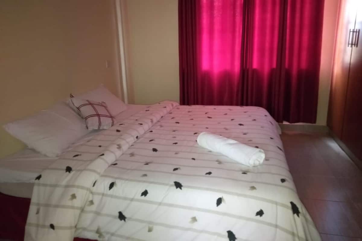 Habitación estándar con 1 cama matrimonial o 2 individuales | Escritorio y ropa de cama