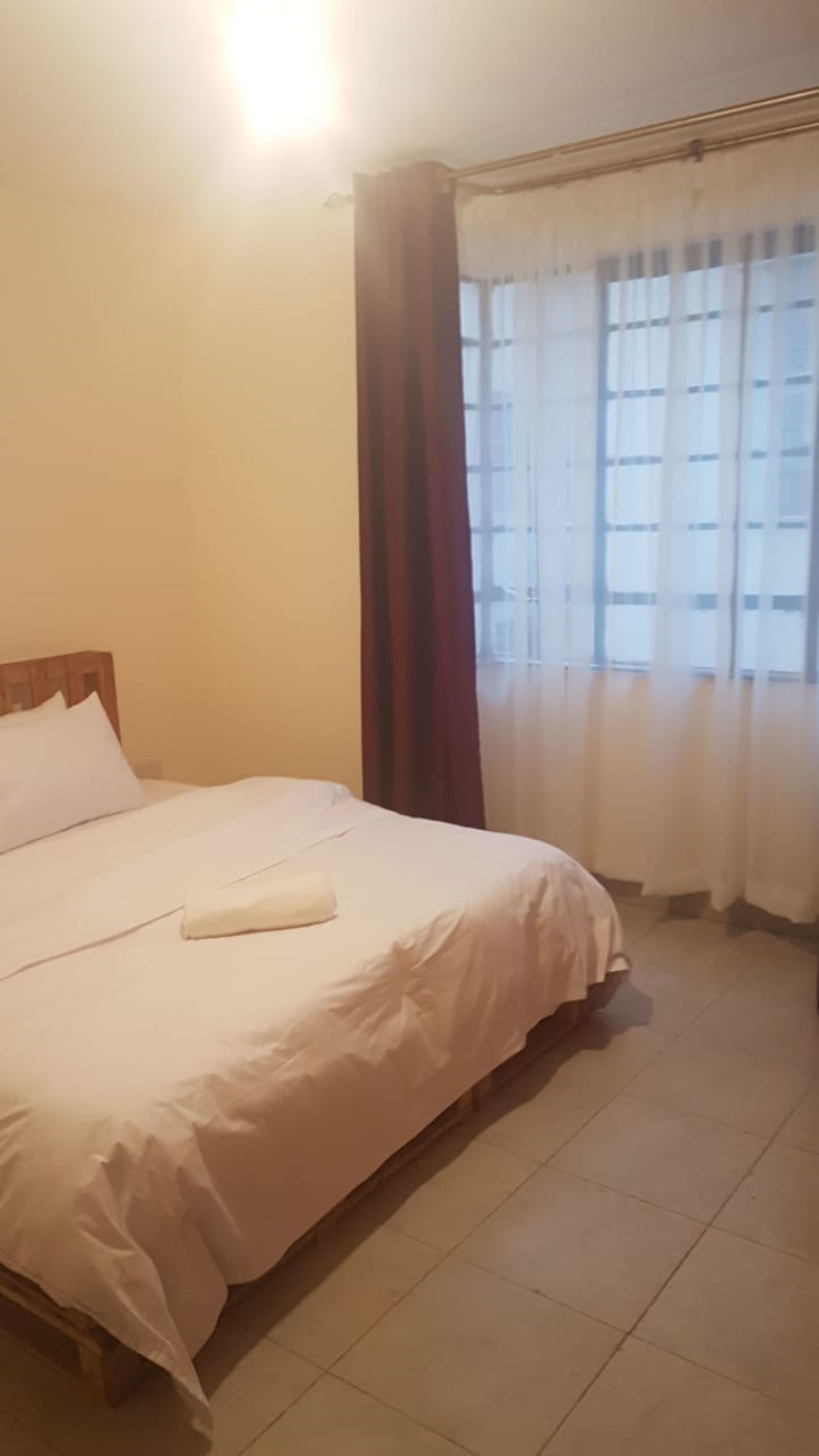 Escritorio y ropa de cama 