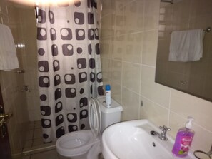 تجهيزات دش، دُش غزير، مستلزمات مجانية للعناية الشخصية، خف للقدمين