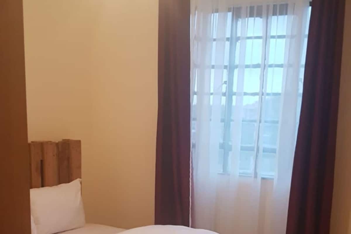 Habitación Deluxe | Escritorio y ropa de cama