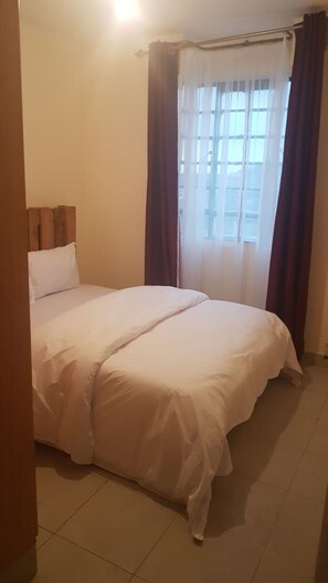 مكتب وملاءات أسرّة