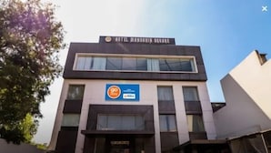 A modern hotel with a sign for 'Hotel Mandarin Square' and a 'go' travel agency logo. - Hotel Mandarin Square (Dera Bassi)