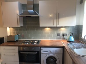 Een koelkast, een microgolfoven, een oven, een kookplaat