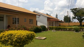 Single Room | Premium bedding, individually decorated, desk, blackout drapes - Enro Hotel (Mityana)