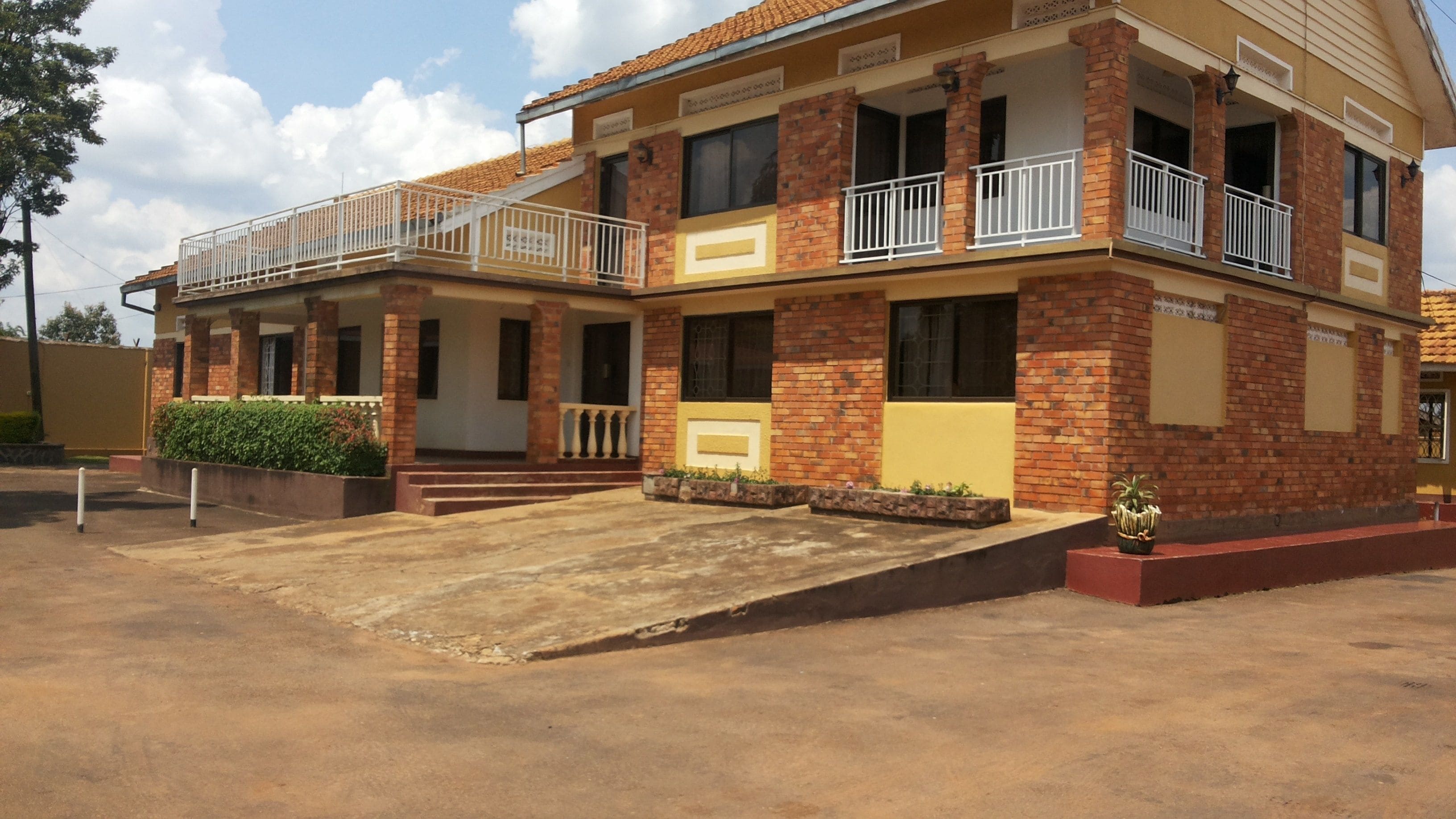 Vista frontal de la propiedad