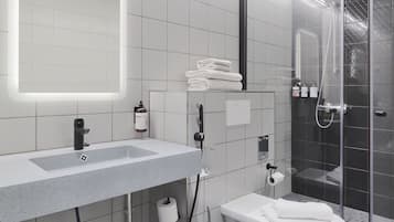 Een moderne badkamer met een grote spiegel, een wastafel, toilet en een douchecabine.